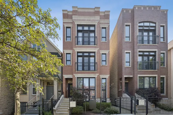 $625,000 | 1039 West Grace Street, Unit 2, Chicago, IL 60613