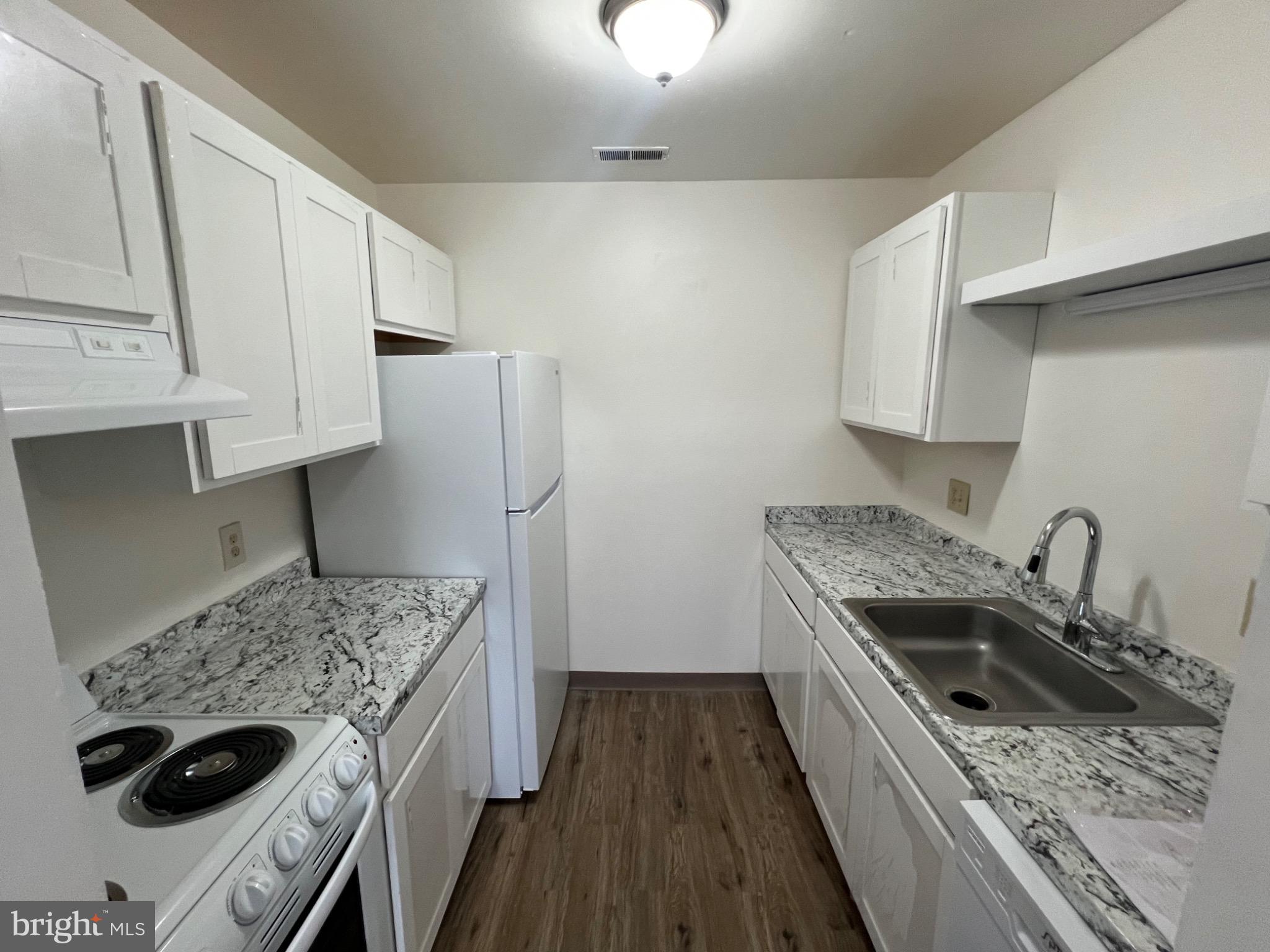 610-402 Noahs Road, Unit 402 Pleasantville, NJ 08232 - Photo 3 of 7 a kitchen with a stove and a sink