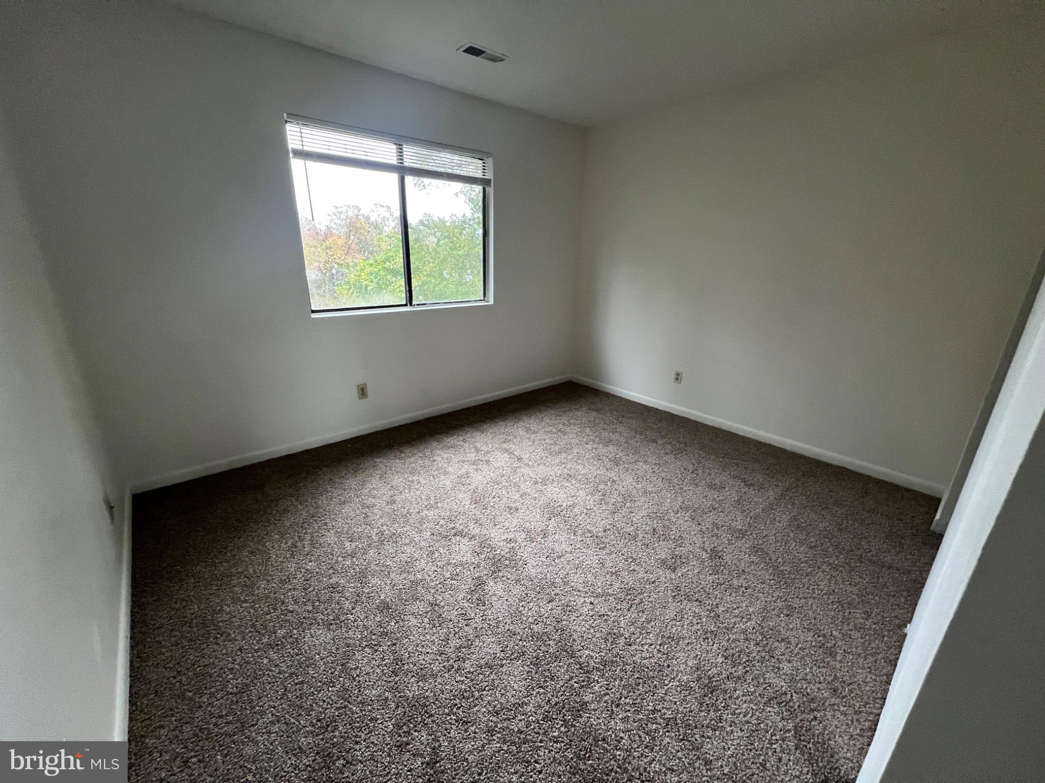 610-402 Noahs Road, Unit 402 Pleasantville, NJ 08232 - Photo 6 of 7 an empty room with a window