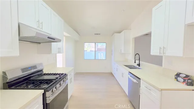 $3,195 | 1100 Cloverdale Street, Riverside, CA 92501