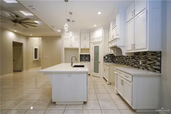 $2,400 | 404 Royal Drive, San Juan, TX 78589