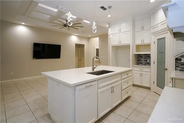 $2,400 | 404 Royal Drive, San Juan, TX 78589