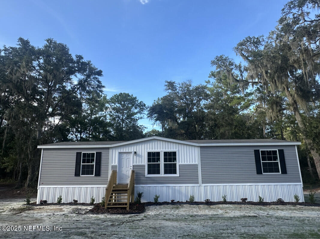 138 Nichols Road Florahome, FL 32140 - Photo 4 of 27 a house that has a tree in front of it