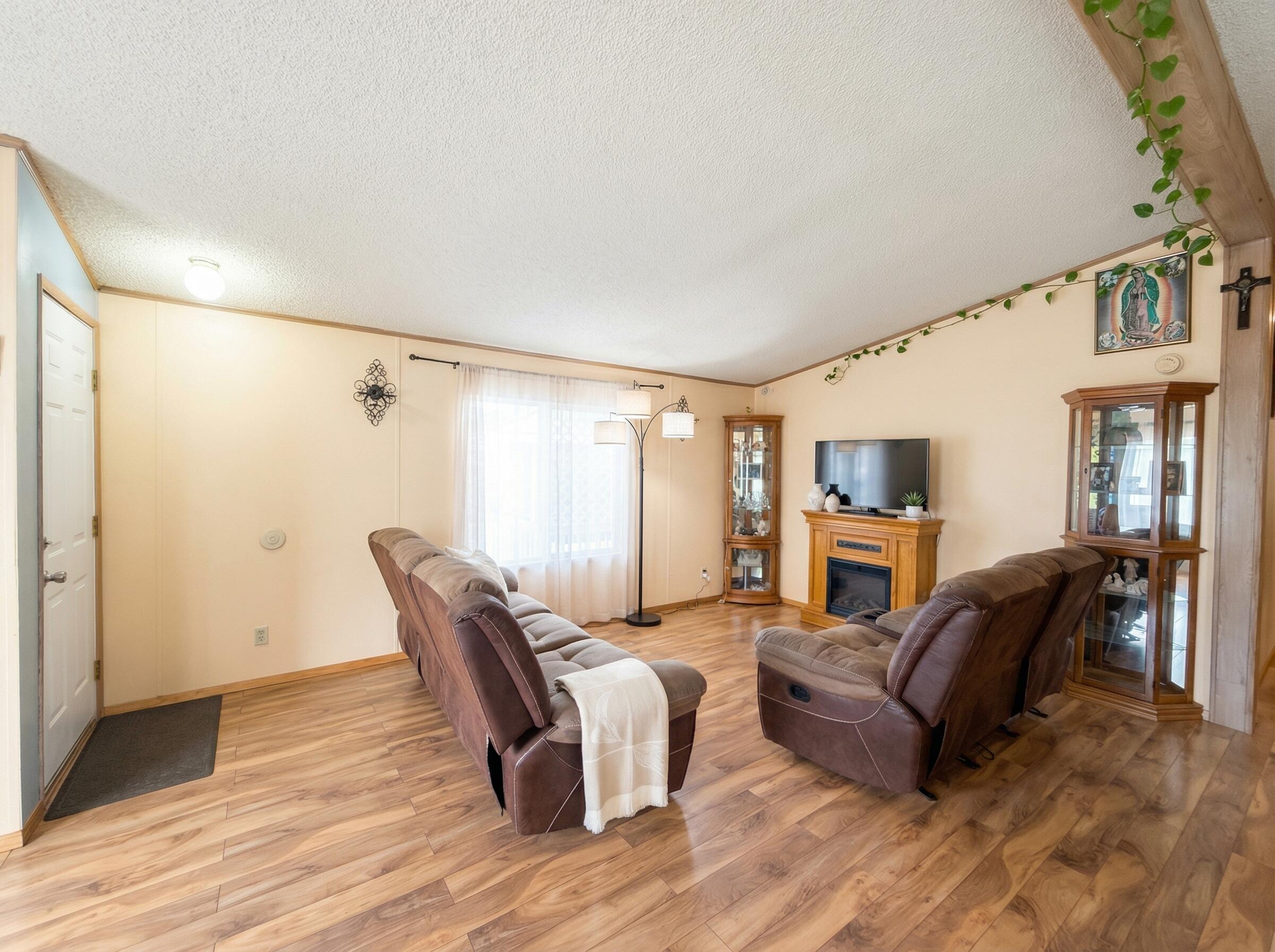 818 Carol Rae Medford, OR 97501 - Photo 5 of 22 05