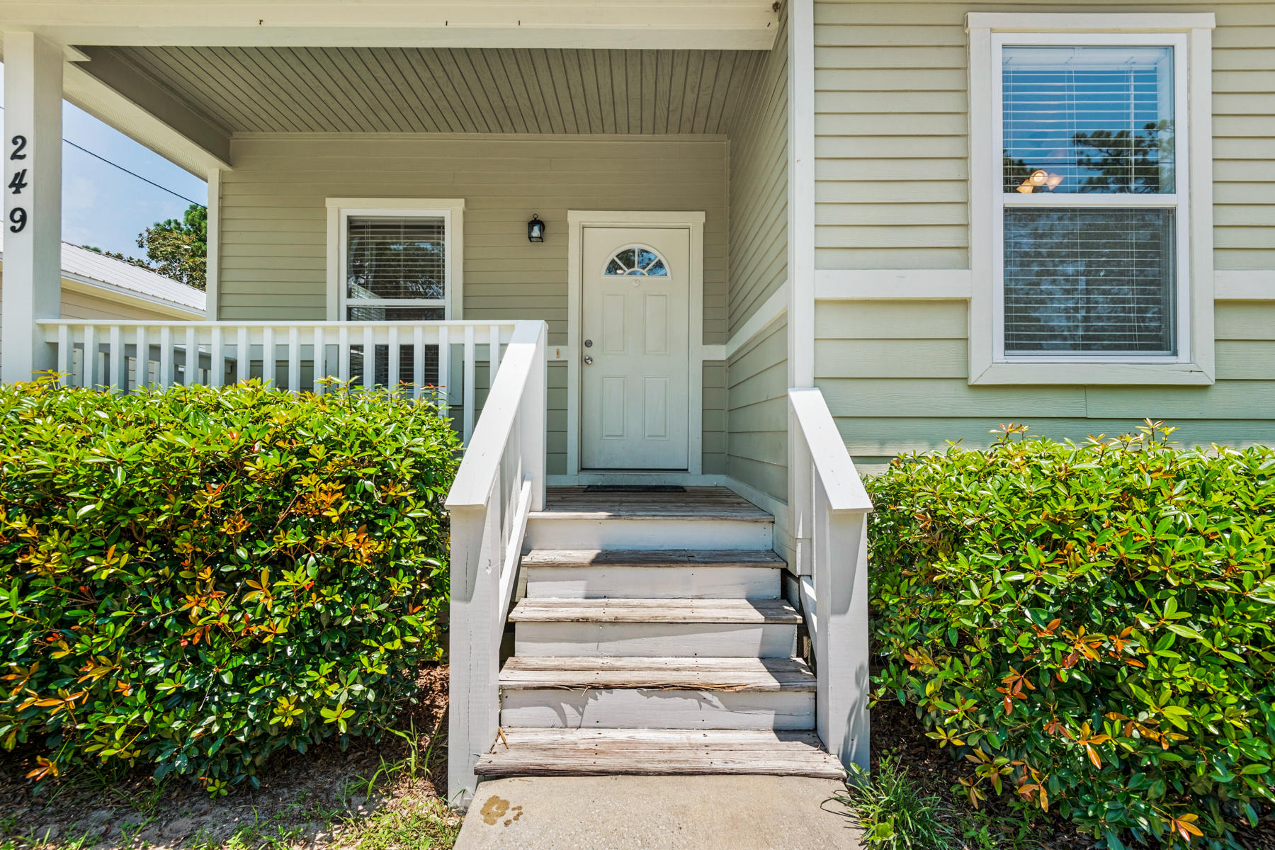 249 County Line Road Niceville, FL 32578 - Photo 4 of 17 a front view of a house with a garden