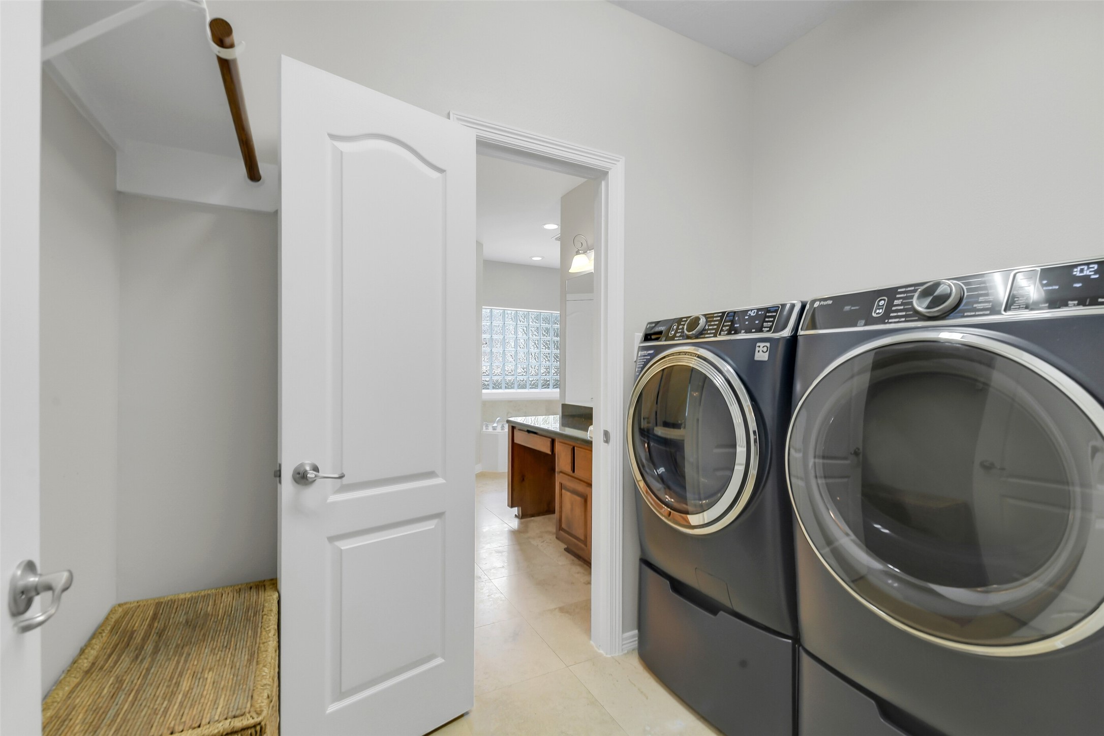 14906 Windsor Manor Houston, TX 77069 - Photo 21 of 34 Nice sized utility room ~