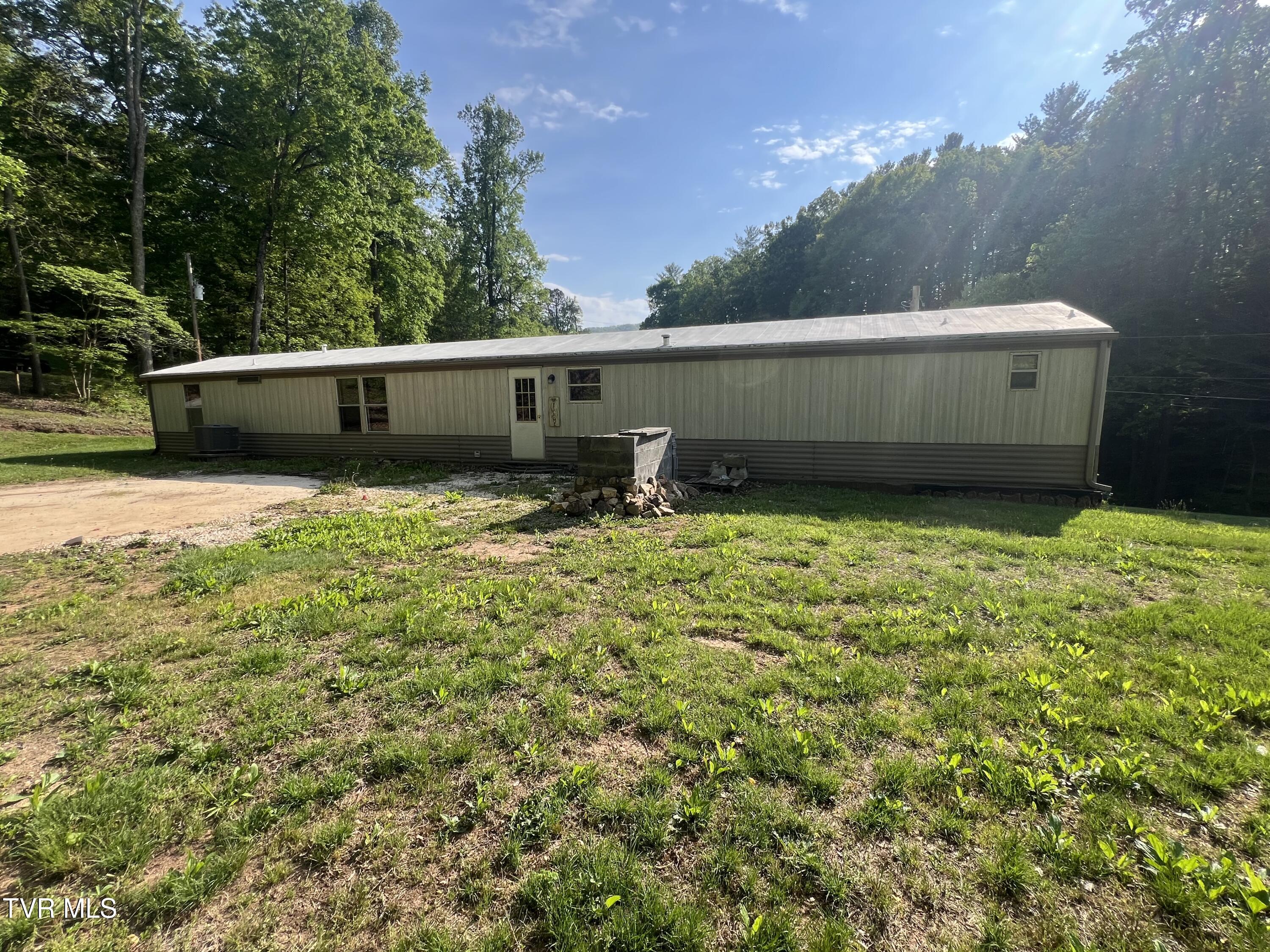 191 Bear Hollow Road Elizabethton, TN 37643 - Photo 3 of 8 02