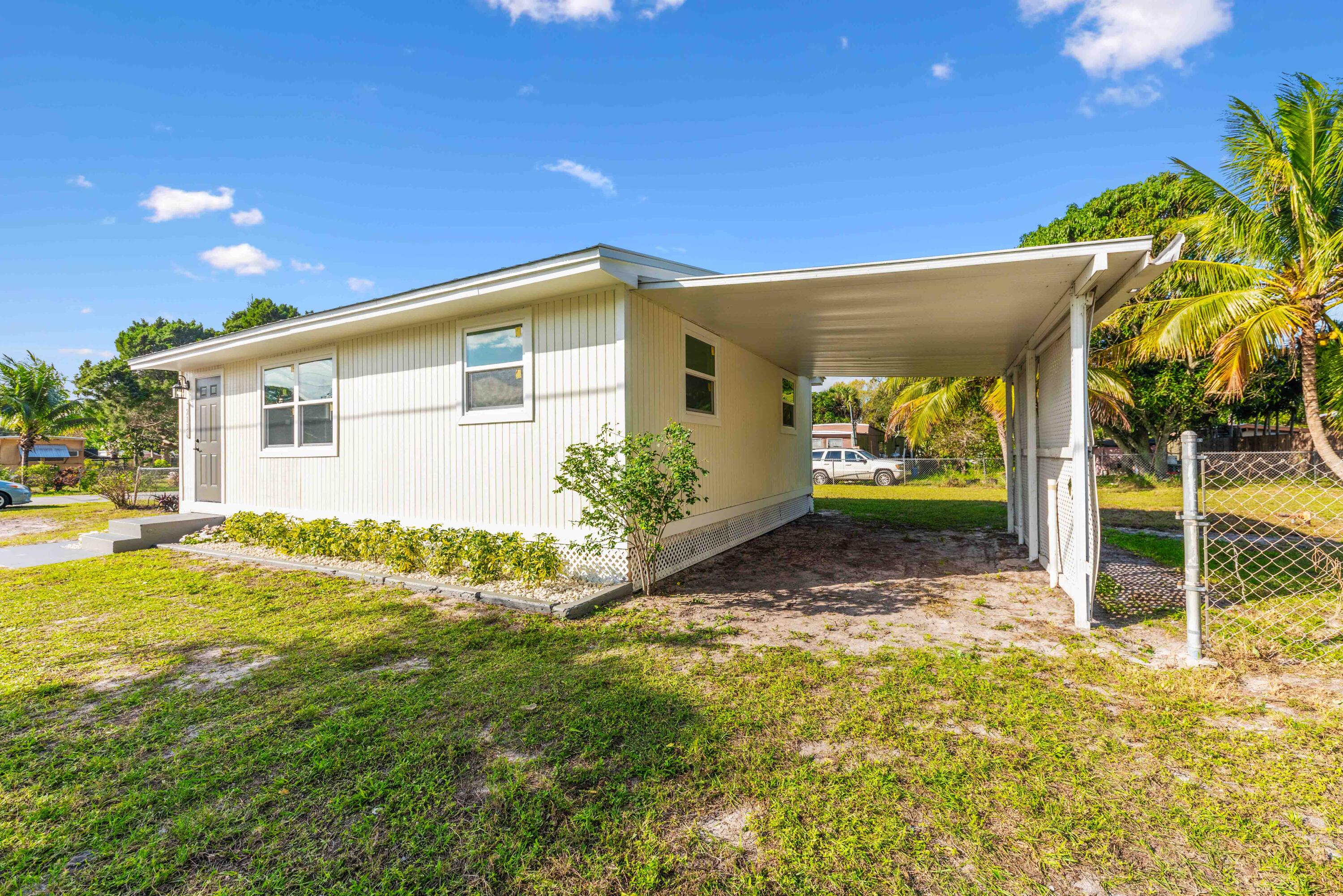 2136 Southeast Alhambra Street Stuart, FL 34994 - Photo 4 of 14 Exterior