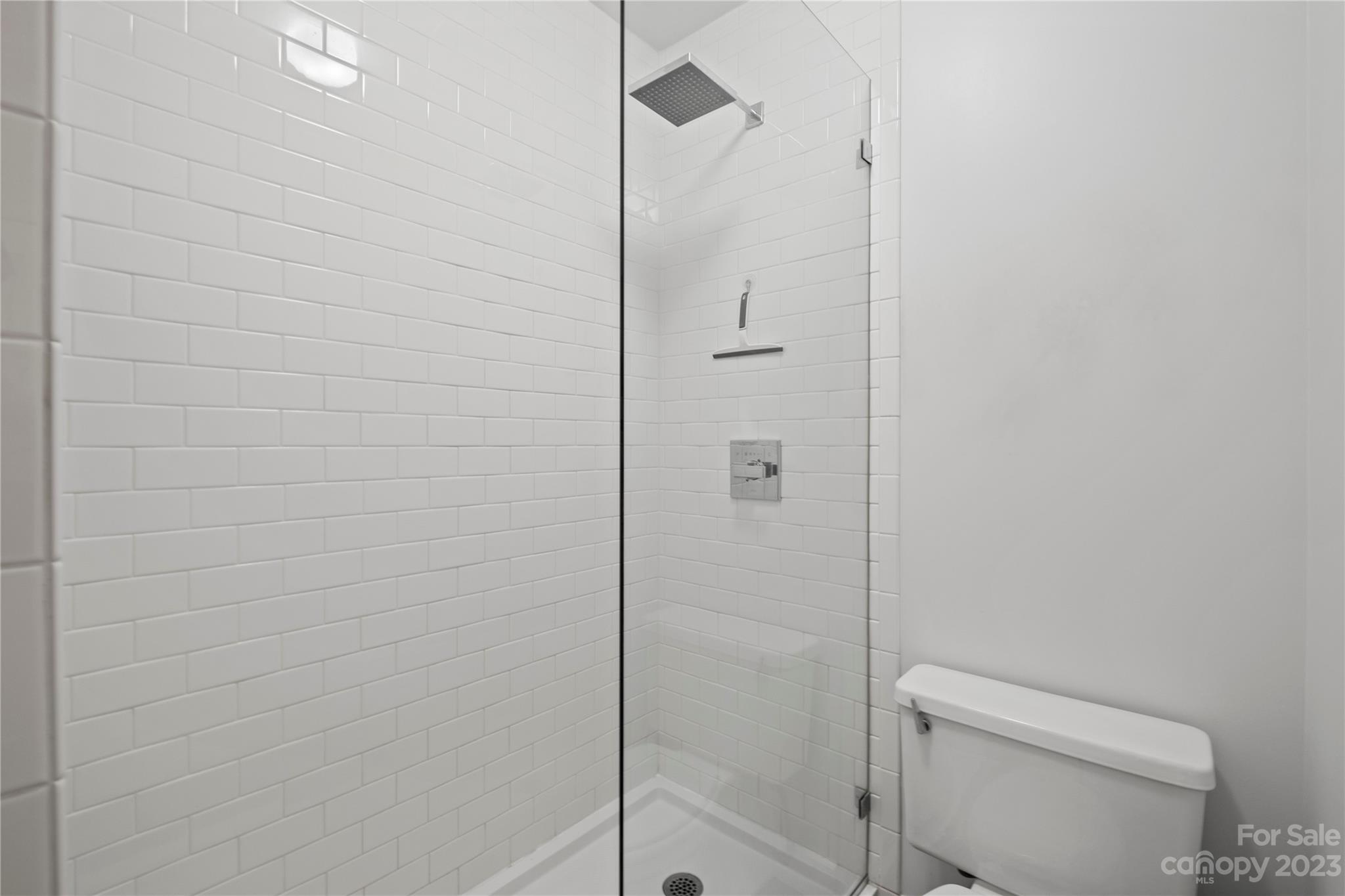 912 Cherokee Road Charlotte, NC 28207 - Photo 28 of 32 a bathroom with a shower and toilet