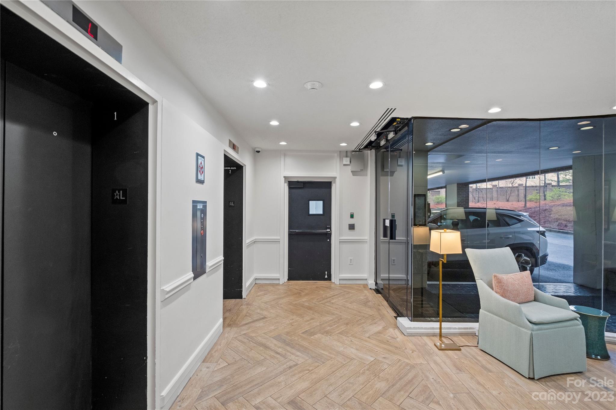 912 Cherokee Road Charlotte, NC 28207 - Photo 3 of 32 a lobby with furniture and window