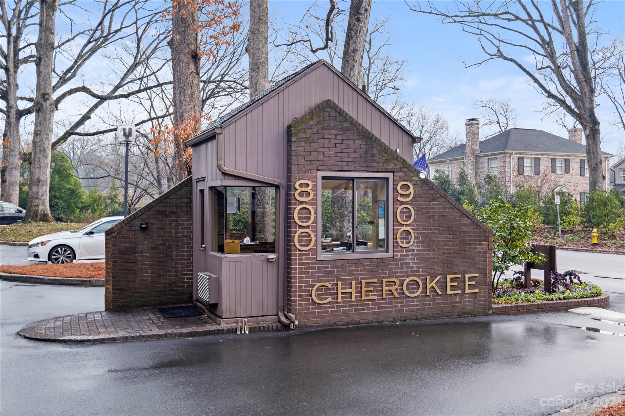 912 Cherokee Road Charlotte, NC 28207 - Photo 31 of 32 a front view of a house with a garden