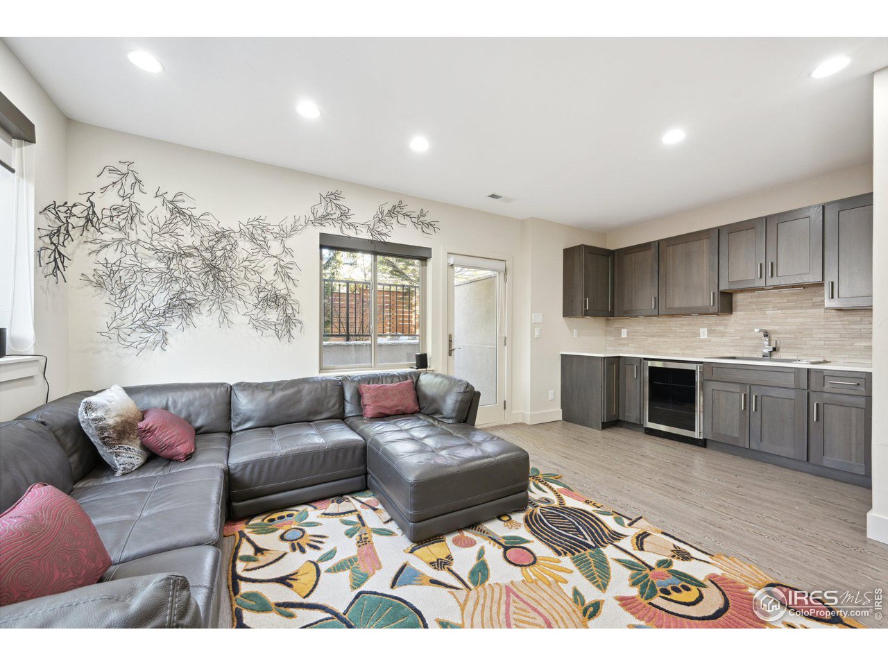 350 15th Street Boulder, CO 80302 - Photo 31 of 40 a living room with furniture and kitchen view