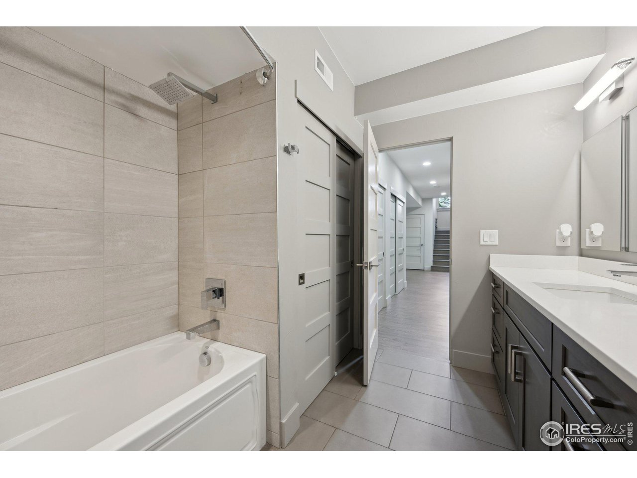 350 15th Street Boulder, CO 80302 - Photo 34 of 40 a bathroom with a tub a sink shower and mirror