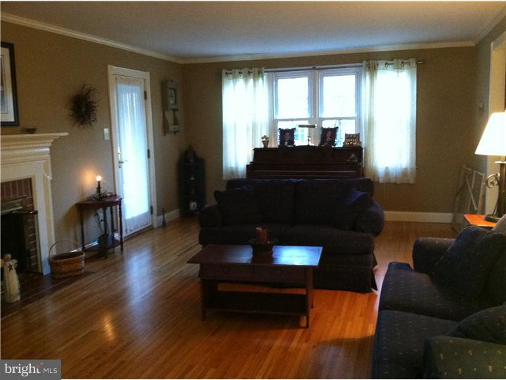 118 Courtland Road Cherry Hill, NJ 08034 - Photo 6 of 25 Living Room