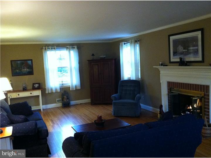 118 Courtland Road Cherry Hill, NJ 08034 - Photo 8 of 25 Living Room