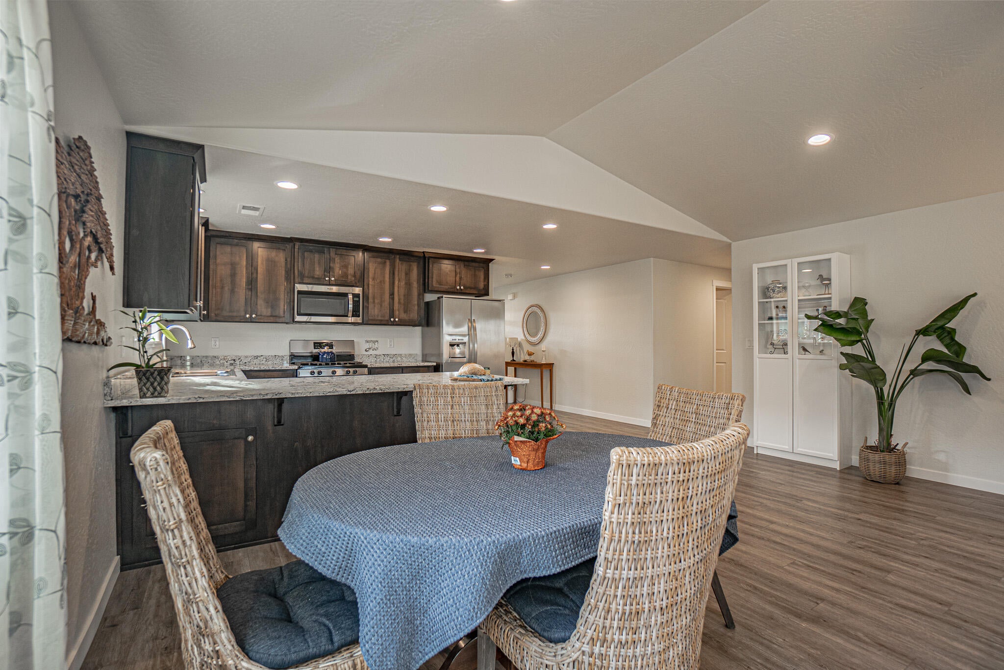 712 Nottingham Terrace Eagle Point, OR 97524 - Photo 6 of 26 DSC07758-HDR