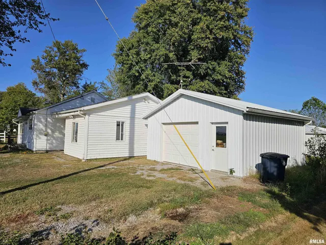 $93,500 | 233 N Us Hwy 45, Cisne, IL 62823