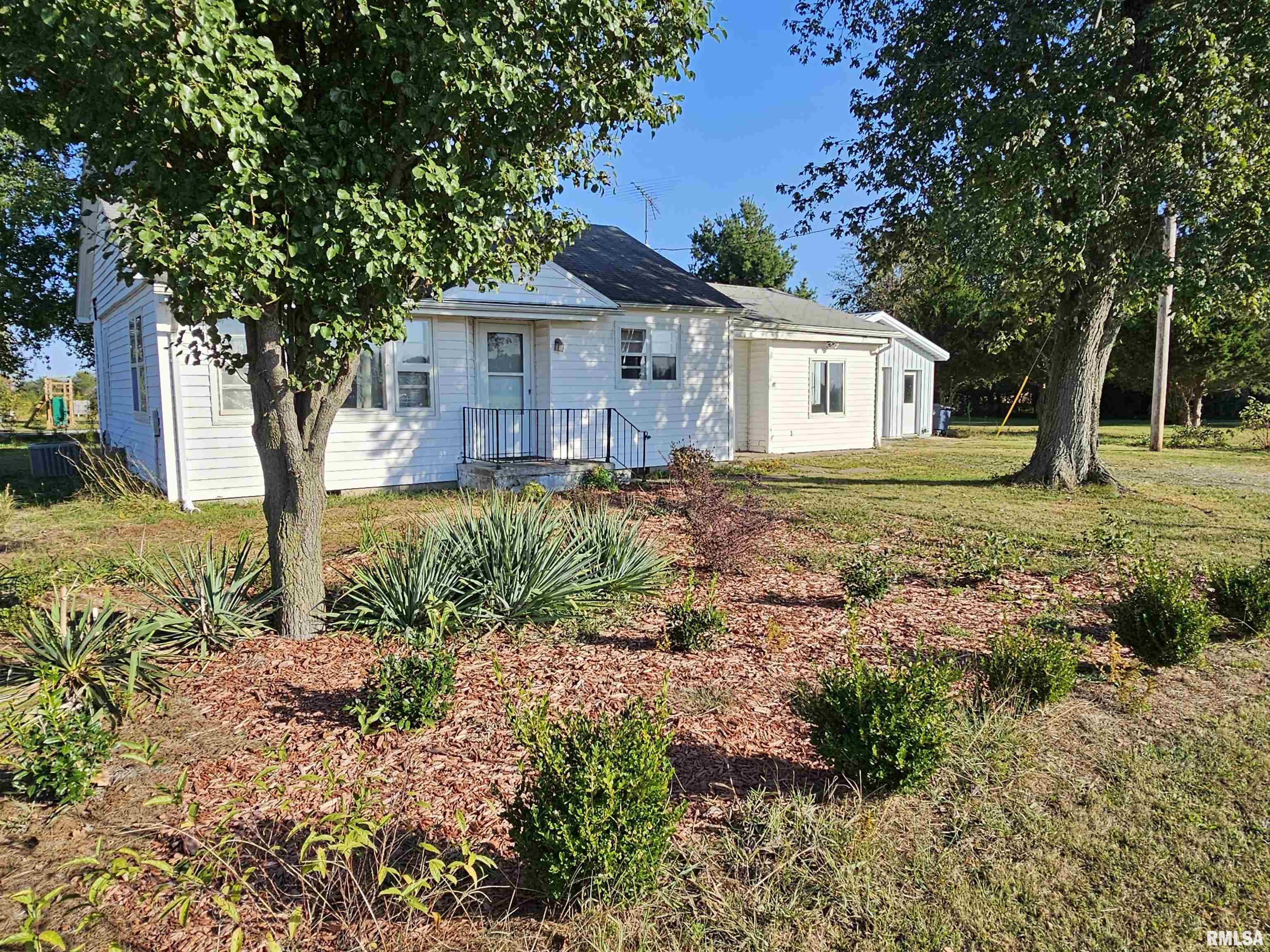 233 N Us Hwy 45 Cisne, IL 62823 - Photo 5 of 23