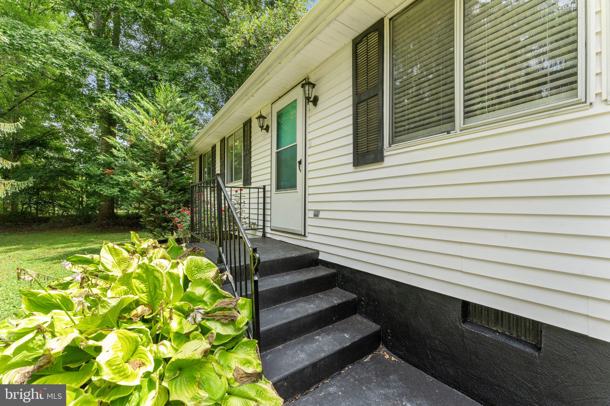 9727 Crest Hill Road Marshall, VA 20115 - Photo 4 of 30 Gallery Image 4