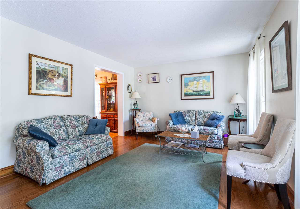 12 Pinewood Road Cape May, NJ 08204 - Photo 4 of 22 a living room with furniture and a couch