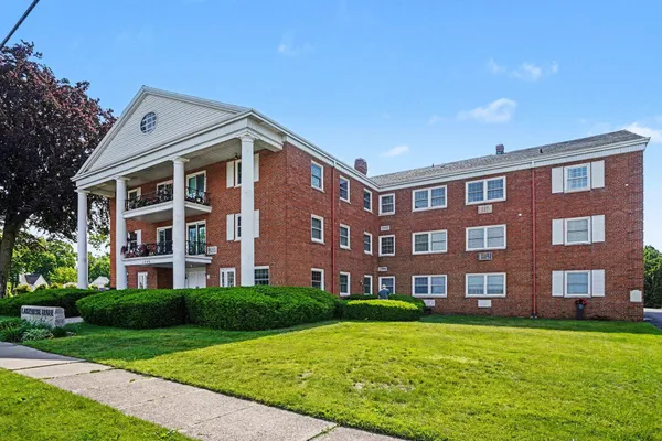 $185,000 | 1249 Lakeshore Drive, Unit 115, Muskegon, MI 49441