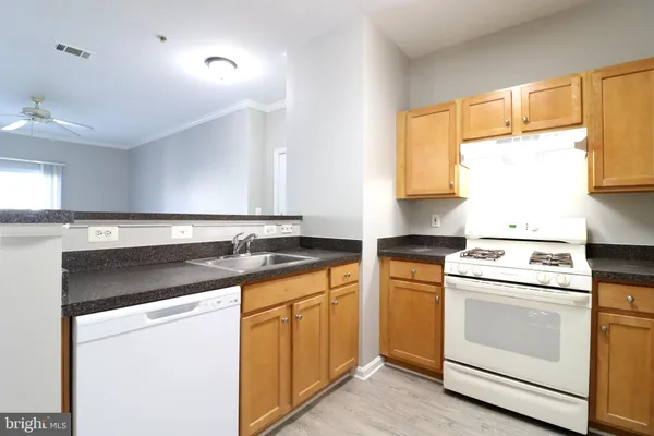 $1,900 | 5117 E Travis Edward Way, Unit 5117E, Centreville, VA 20120