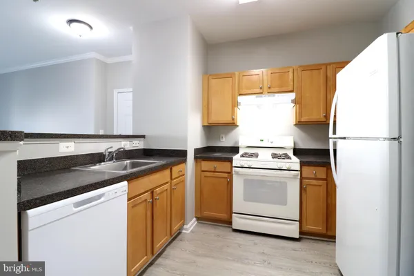 $1,900 | 5117 E Travis Edward Way, Unit 5117E, Centreville, VA 20120