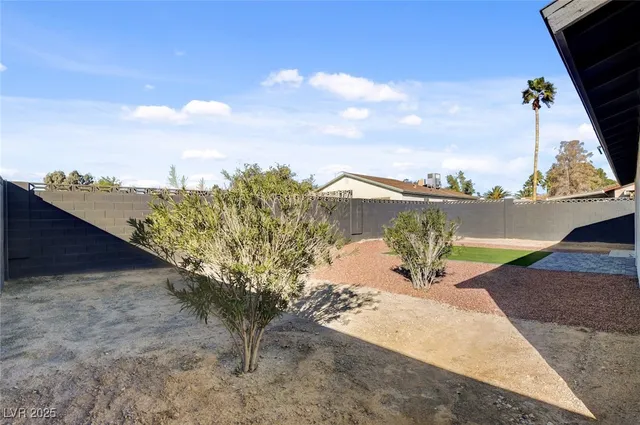 $1,995 | 4012 North Mira Lane, Las Vegas, NV 89108