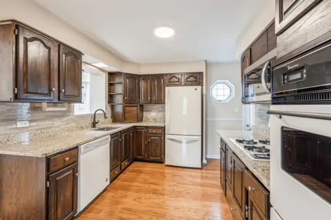 $3,900 | 4701 Lawn Avenue, Western Springs, IL 60558