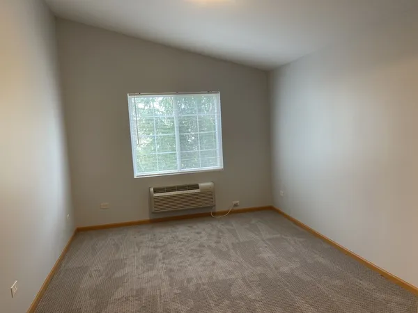 $1,950 | 1517 Silverstone Drive, Unit 1517, Carpentersville, IL 60110