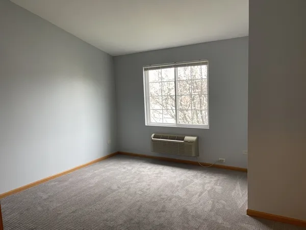 $1,950 | 1517 Silverstone Drive, Unit 1517, Carpentersville, IL 60110