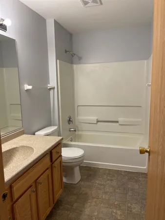 $1,950 | 1517 Silverstone Drive, Unit 1517, Carpentersville, IL 60110
