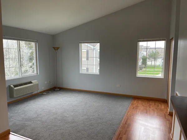 $1,950 | 1517 Silverstone Drive, Unit 1517, Carpentersville, IL 60110
