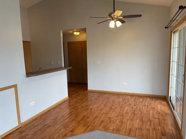 $1,950 | 1517 Silverstone Drive, Unit 1517, Carpentersville, IL 60110