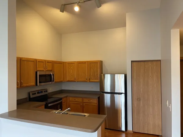 $1,950 | 1517 Silverstone Drive, Unit 1517, Carpentersville, IL 60110
