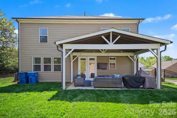 a view of a house with backyard