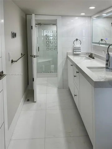 $4,950 | 5701 Collins Avenue, Unit 1221, Miami Beach, FL 33140