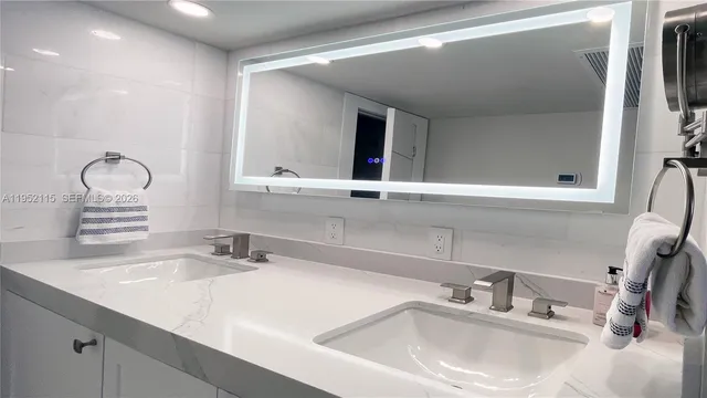 $4,950 | 5701 Collins Avenue, Unit 1221, Miami Beach, FL 33140