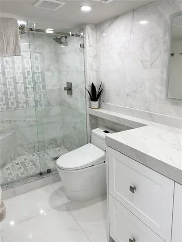 $4,950 | 5701 Collins Avenue, Unit 1221, Miami Beach, FL 33140