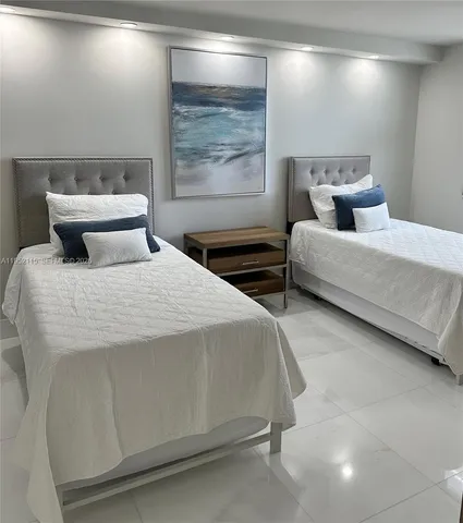 $4,950 | 5701 Collins Avenue, Unit 1221, Miami Beach, FL 33140