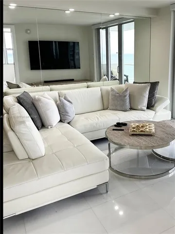 $4,950 | 5701 Collins Avenue, Unit 1221, Miami Beach, FL 33140