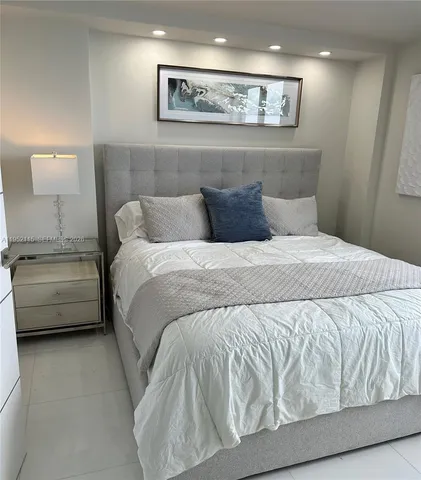 $4,950 | 5701 Collins Avenue, Unit 1221, Miami Beach, FL 33140