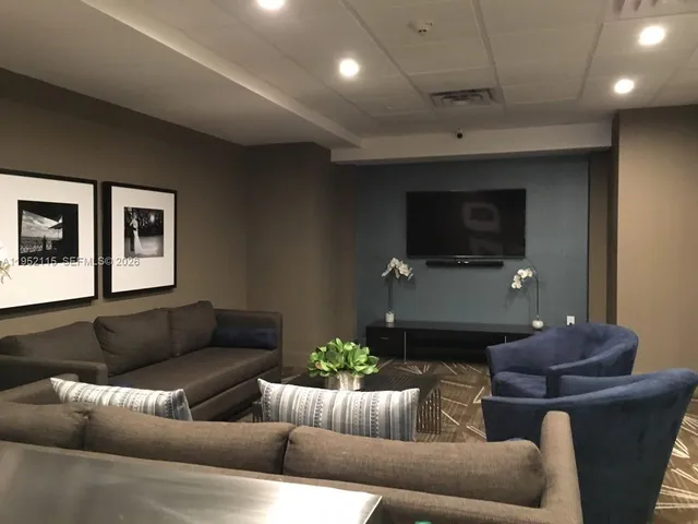 $4,950 | 5701 Collins Avenue, Unit 1221, Miami Beach, FL 33140