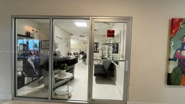 $4,950 | 5701 Collins Avenue, Unit 1221, Miami Beach, FL 33140