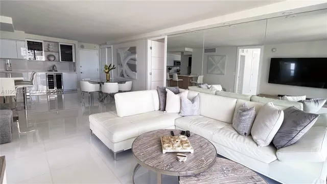 $4,950 | 5701 Collins Avenue, Unit 1221, Miami Beach, FL 33140