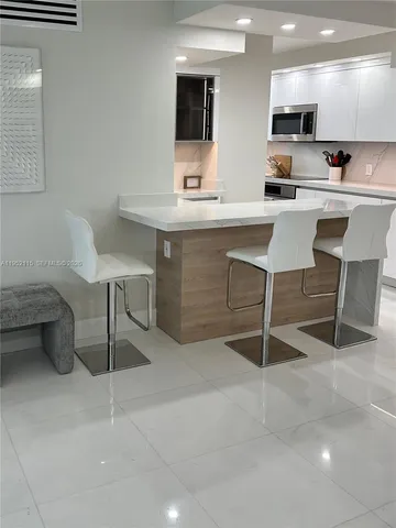 $4,950 | 5701 Collins Avenue, Unit 1221, Miami Beach, FL 33140