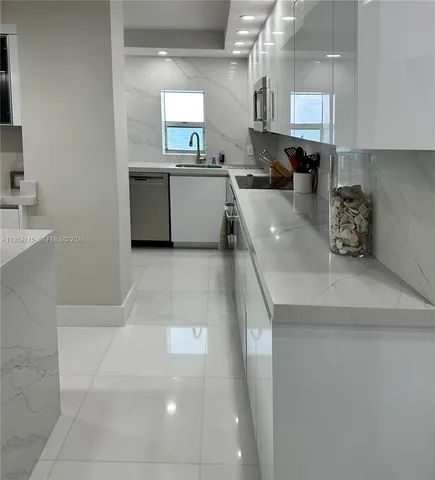 $4,950 | 5701 Collins Avenue, Unit 1221, Miami Beach, FL 33140
