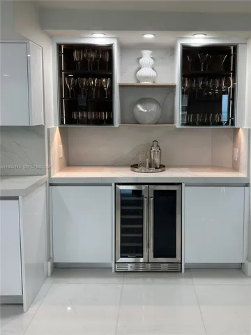 $4,950 | 5701 Collins Avenue, Unit 1221, Miami Beach, FL 33140