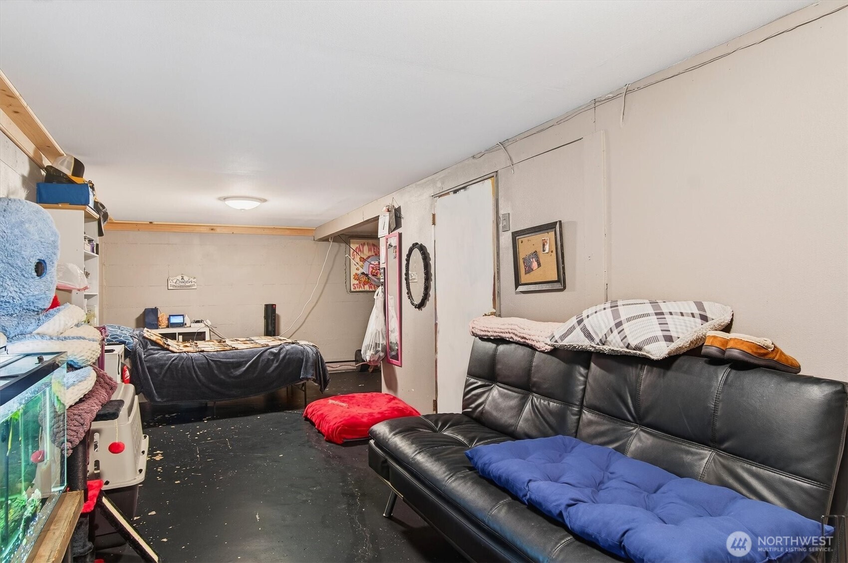 1210 8th Avenue Longview, WA 98632 - Photo 28 of 37 a living room with furniture and a couch
