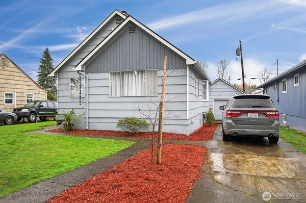 a view of a house with a yard